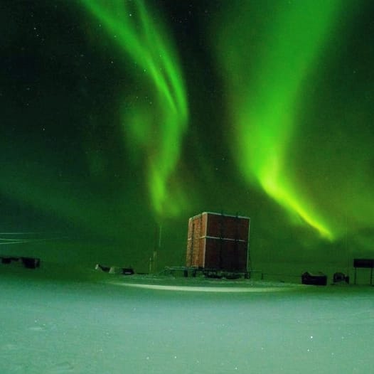 MinDefensa_Ar's tweet photo. En la Base Antártica Conjunta Belgrano II, se observaron Auroras Australes, un fenómeno visible cerca del Polo Sur en forma de luminiscencia que se presenta en el extendido cielo nocturno de nuestra base más austral. ✨❄️ https://t.co/GMAMqPOQ1h