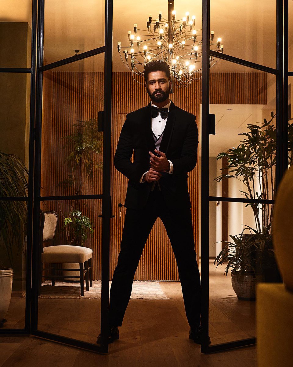 vickykaushall0's tweet photo. Time to say, HELLO! Thank You @hellomagindia for the honour and a lovely evening. #HelloHallOfFame #PerformanceOfTheYear #SardarUdham 
.
@amandeepkaur87 | @trishasarang https://t.co/gicQ6fb4hq