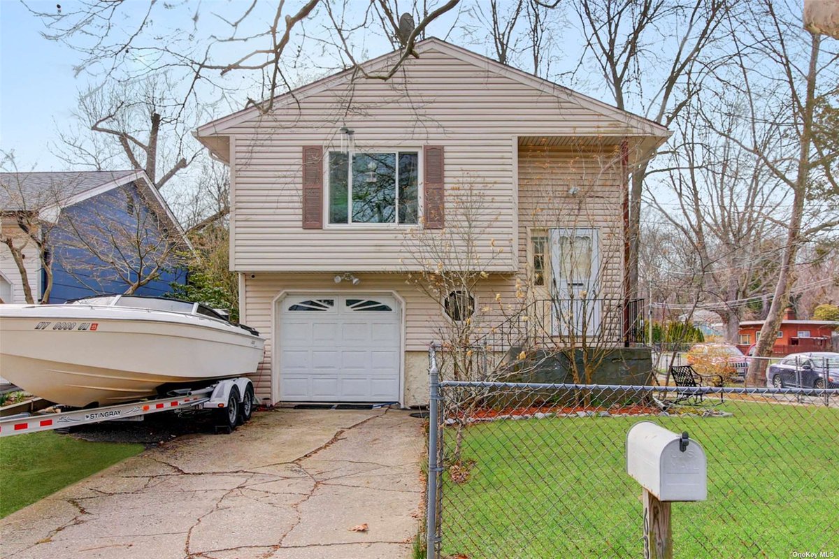 This home will wait for no one. Be the first to see it! #homesforsale #homeowner  cpix.me/l/173808977