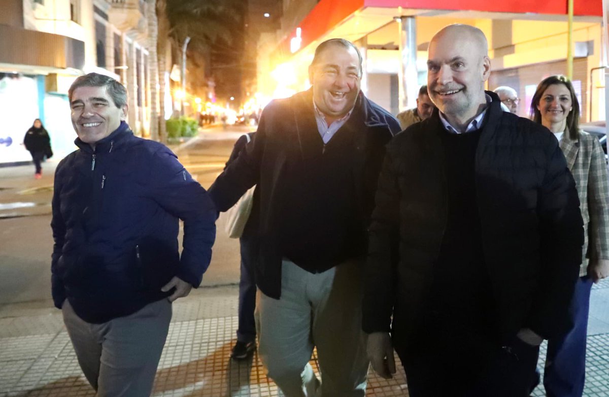 horaciorlarreta's tweet photo. Felicitaciones también para @pablojavkin que ayer fue ratificado por los vecinos de Rosario y será nuestro candidato a intendente. Y para @juan_poletti que se animó a meterse en política para cambiar la realidad de la ciudad de Santa Fe y la gente lo eligió para que sea nuestro candidato a intendente. La inseguridad que están viviendo ambas ciudades requiere de un trabajo conjunto entre el intendente, el gobernador y el presidente. Tienen todo mi compromiso de trabajar juntos para que los rosarinos y todos los santafesinos vuelvan a vivir en paz.