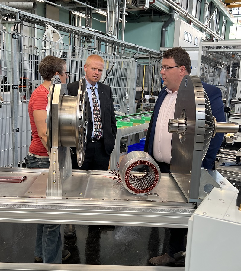 wmgwarwick's tweet image. We were pleased to welcome @GarySambrook89 &amp;amp; his team to WMG this morning, &amp;amp; to explain more about our research projects including the DER Winding Centre of Excellence and Coventry VLR.
#CoventryVLR #NetZero #SustainableResearch
@wmgbusiness @hopisen