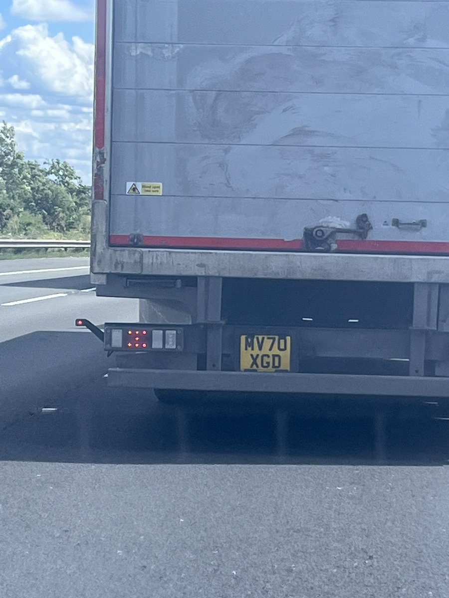 AppetiteBookie's tweet photo. @UPS_UK
One of your drivers just pulled out onto lane 3 of the M25 in front of us.  Terrifying driving #trafficpolice #m25traffic https://t.co/3Vid4My14y