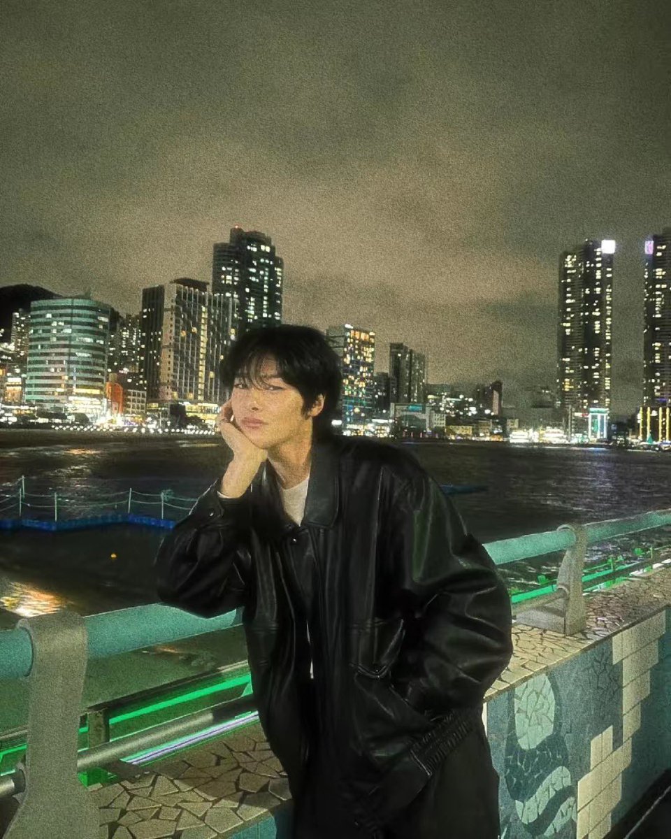 usrmint's tweet image. night vibes ☾.          #jeongin 🦊🍞