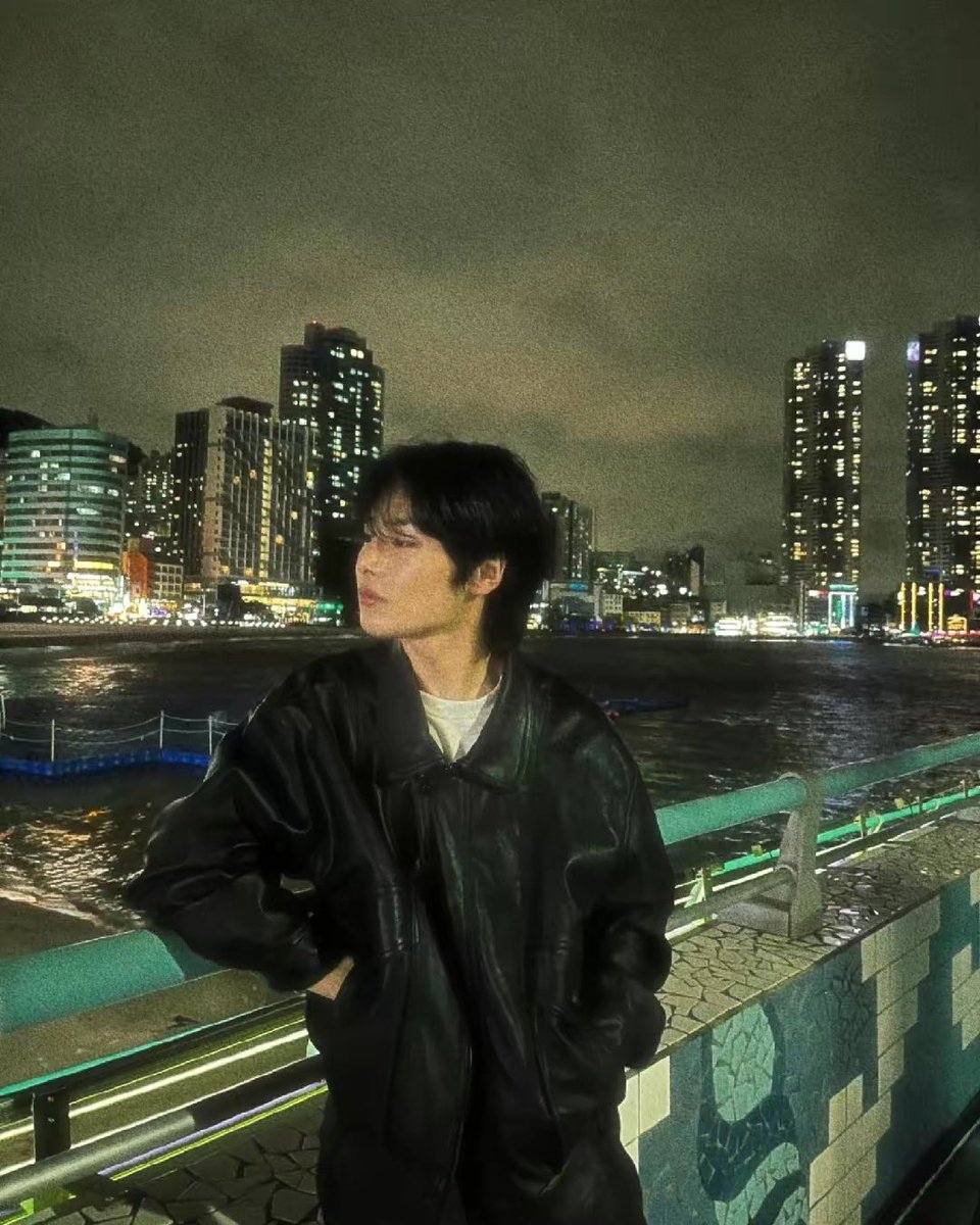 usrmint's tweet image. night vibes ☾.          #jeongin 🦊🍞