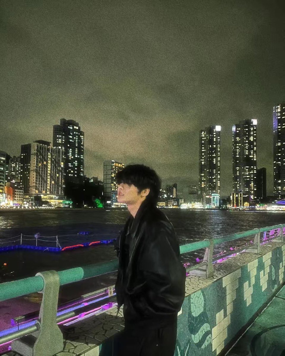 usrmint's tweet image. night vibes ☾.          #jeongin 🦊🍞