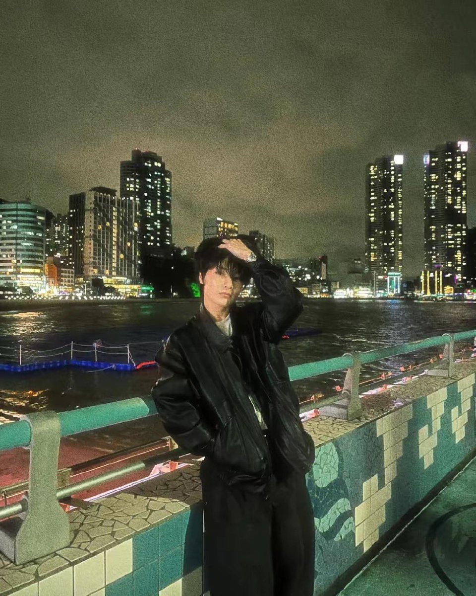 usrmint's tweet image. night vibes ☾.          #jeongin 🦊🍞