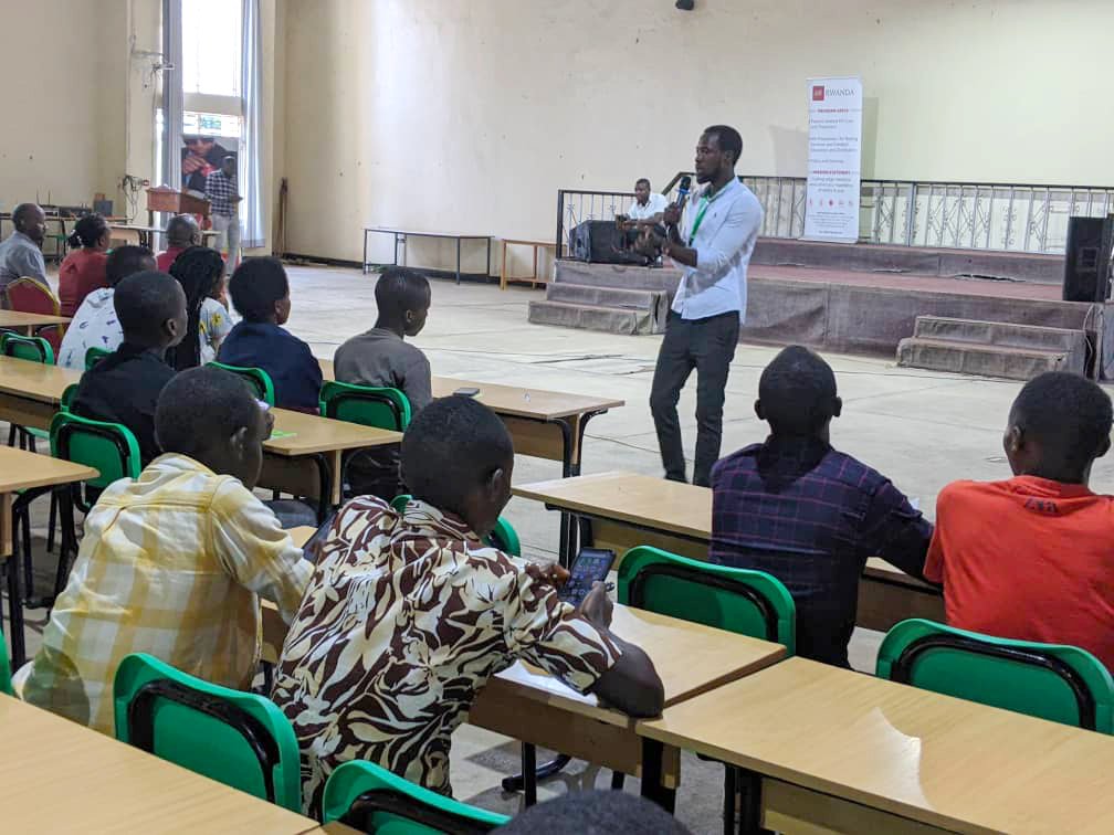 Uplusrw's tweet photo. #SmartSavingsUniversityChallenge
was sucessfully launched at @UrNyagatare and students were enthusiastically asking questions about the challenge and how to join.

Students, The challenge continues...
#students #Prizes #RwOT #Smartsavingschallenge #Saveandwin #TungaUplus https://t.co/duKKTekgdB