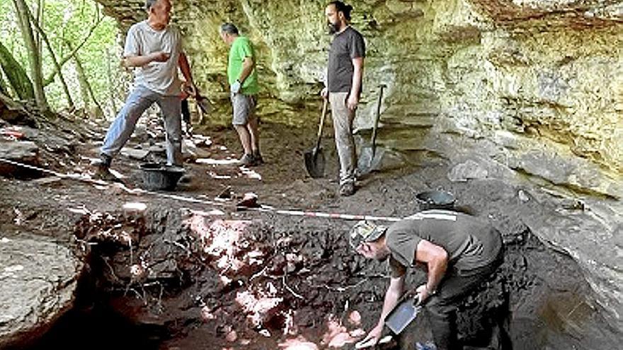 Hoy comienza 2º campaña arqueológica del abrigo de Zaldibartxo ubicado en el parque del Gorbeia, Zuia. Coordina la excavación Sergio Escribano Ruiz.
Más información: noticiasdealava.eus/.../arranca-se…...