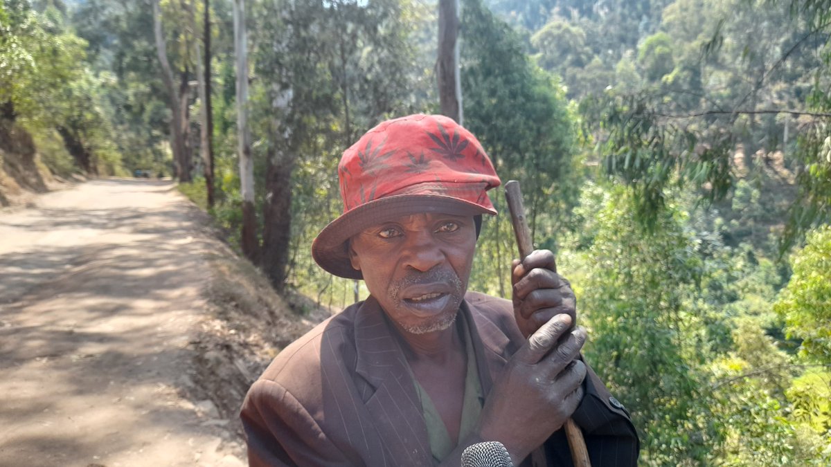 Mamaurwagasabo1's tweet image. Bamwe mu baturage bakora mu mirimo ya #VUP bo mu karere  ka @BureraDistrict barataka inzara  kubera bamaze amezi arenga atatu badahembwa,ndetse ngo babuze n'uburyo bishyura ubwisungane mu kwivuza.#Mutuel
@RwandaLocalGov @YolandeMakolo
 @RwandaGov
mamaurwagasabo.rw/Burera-Abakora…