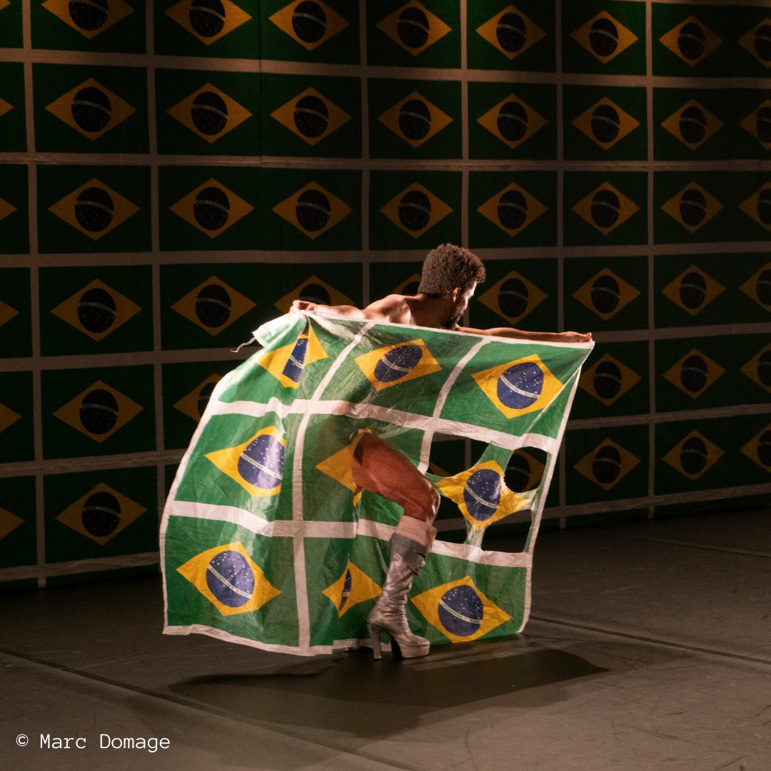 eSeLSCHWARM's tweet photo. O Samba do Criolo Doido asks, "Is the black body still capable of reimagining itself within the national holes?" Samba may be the only answer to reenacting the subjectivity that has been robbed.
Author: Lia Kastiyo-Spinósa https://t.co/QAI64O2JKY