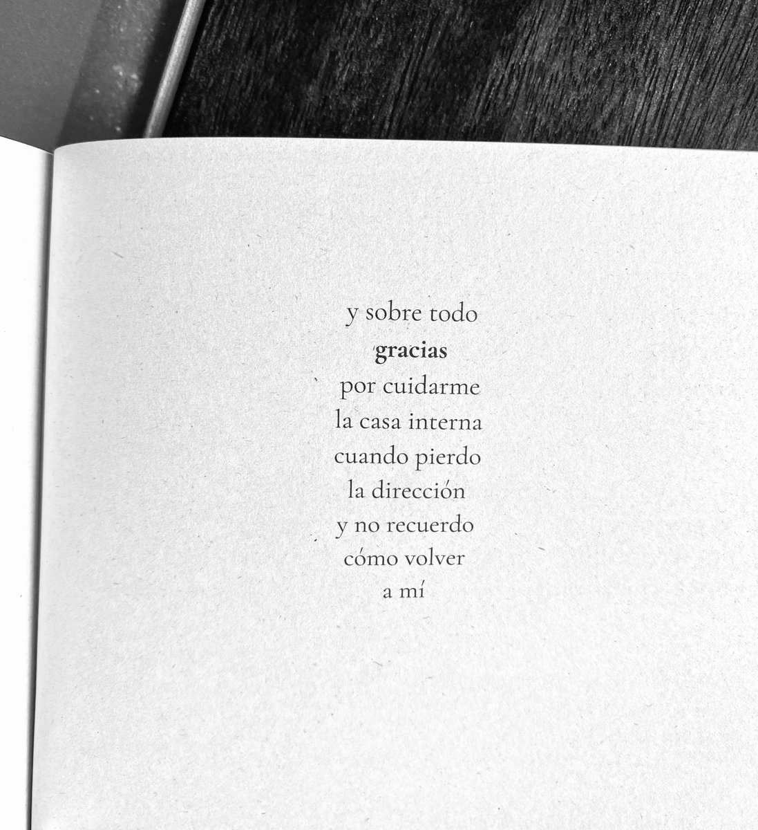 Cementedelibros's tweet photo. “y sobre todo
gracias
por cuidarme 
la casa interna
cuando pierdo
la dirección 
y no recuerdo
cómo volver 
a mi.”
Autor: @guidomessina 
Libro: Insectario
#cementeriodelibros https://t.co/2q5yIqVc11