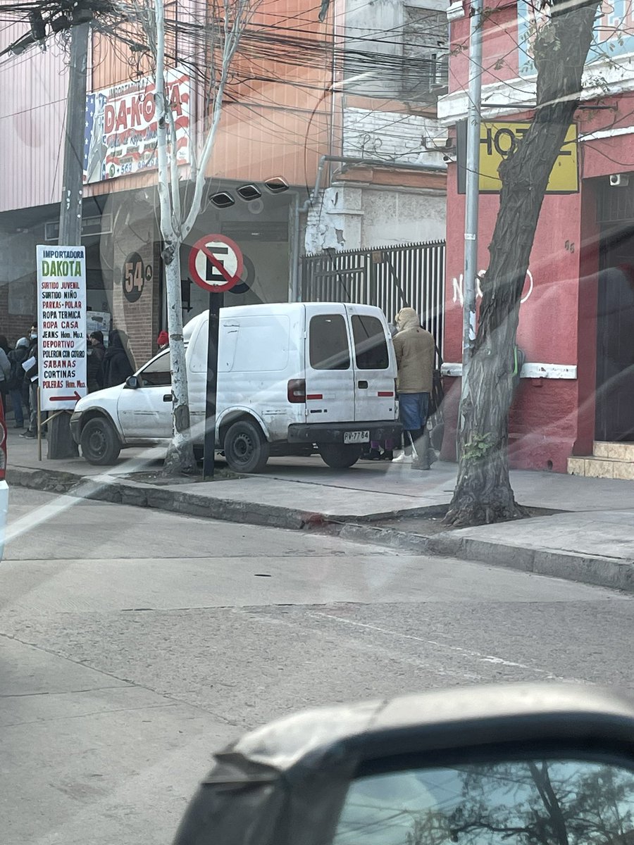 carolareznor's tweet photo. @muniecentral favor fiscalizar ya que con l gente del registro civil no se puede pasar por la vereda todos los días se estaciona ahi y puede estar horas.. ayuda https://t.co/xG5p2coQfw