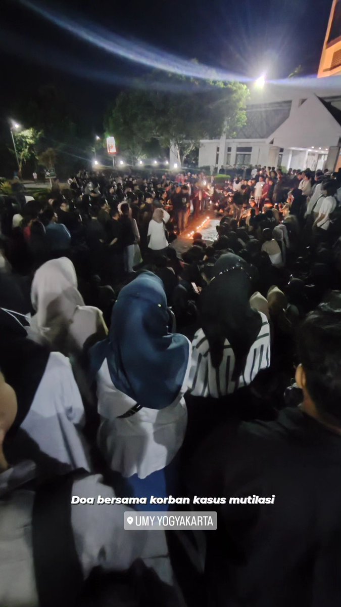 merapi_uncover's tweet photo. Sedang berlangsung malam ini di UMY Yogyakarta,  doa bersama untuk korban kasus Mutilasi..

📸:anov.81 https://t.co/D7tl3wQS0u