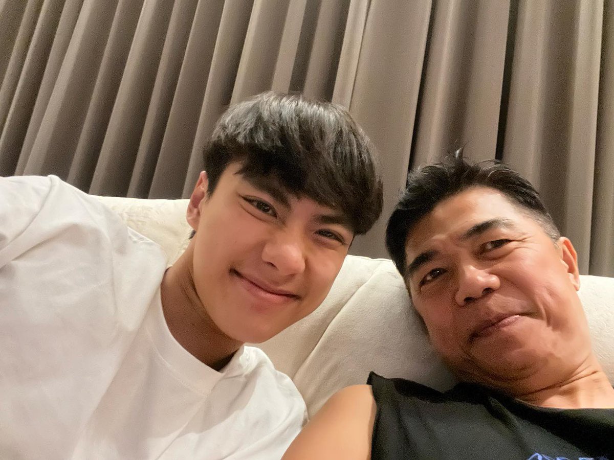 candyxx9696's tweet photo. มุอยู่กับคุณป๋าของเค้าน่ารักจัง💕
#ohmpawat https://t.co/IrGpnCvJcH
