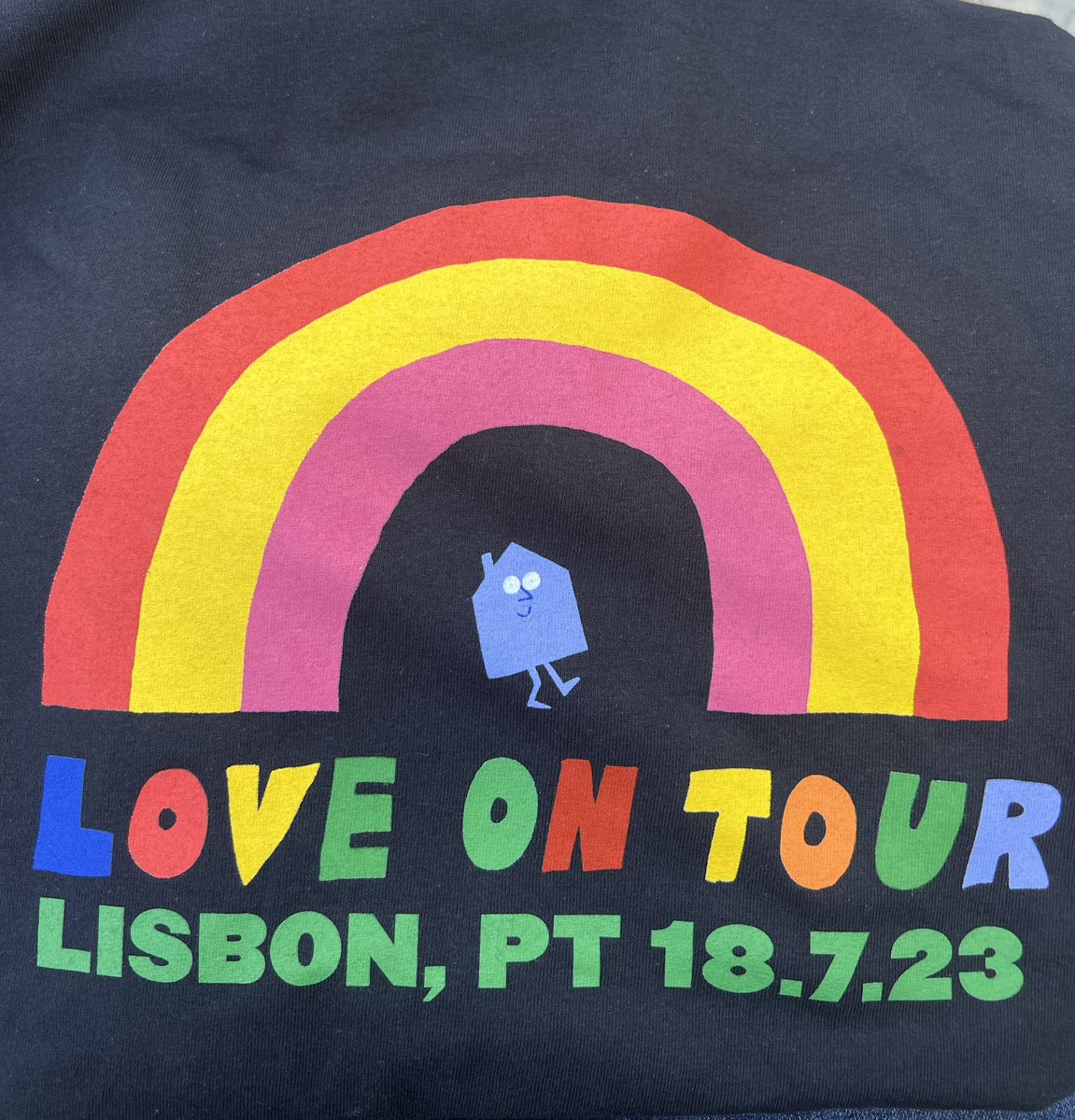 1 hour in line to get the second to last city tshirt. 

#HarryStyles #TheLoveBand #HarrysHorns #hslot23 #loveontour2023 #hslot23Lisbon