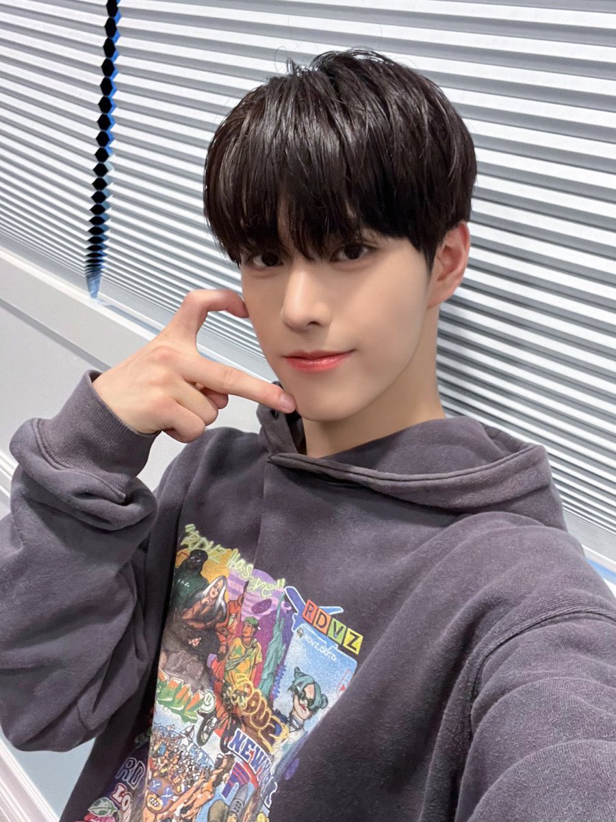 jinsik_730's tweet photo. 아 우뜨캐
진식이가 떨린다니까 나한테까지 그 떨림이 전달된 것 같아 … 🥹🥹
곧 만나 진식앙 🩵🩵 https://t.co/3tbm9CiRU3