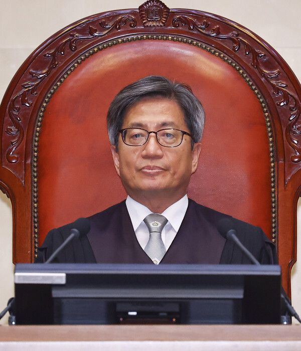 개만도 못한 새끼. 이런놈은 광화문에서 공개처형을 시켜야 썪어문들어지 판새놈들이 약간은 정신을 차릴까싶다. 

검찰, 김명수 거짓 해명 ‘키맨’ 김인겸 부장판사 피의자로 소환