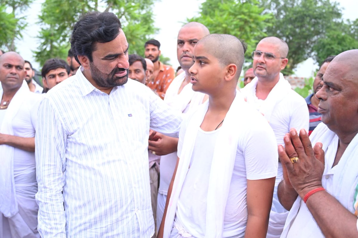hanumanbeniwal's tweet photo. आज लाडनूं के पूर्व विधायक मनोहर सिंह जी पंचतत्व में विलीन हो गए,उनकी अंतिम यात्रा में शामिल होकर मैंने शोकाकुल परिजनों को ढांढस बंधाया तथा स्वर्गीय मनोहर सिंह को श्रद्धांजलि अर्पित की  ! परमात्मा से स्वर्गवासी आत्मा को अपने श्री चरणों में स्थान प्रदान करें ! https://t.co/mt3WDcRqG2
