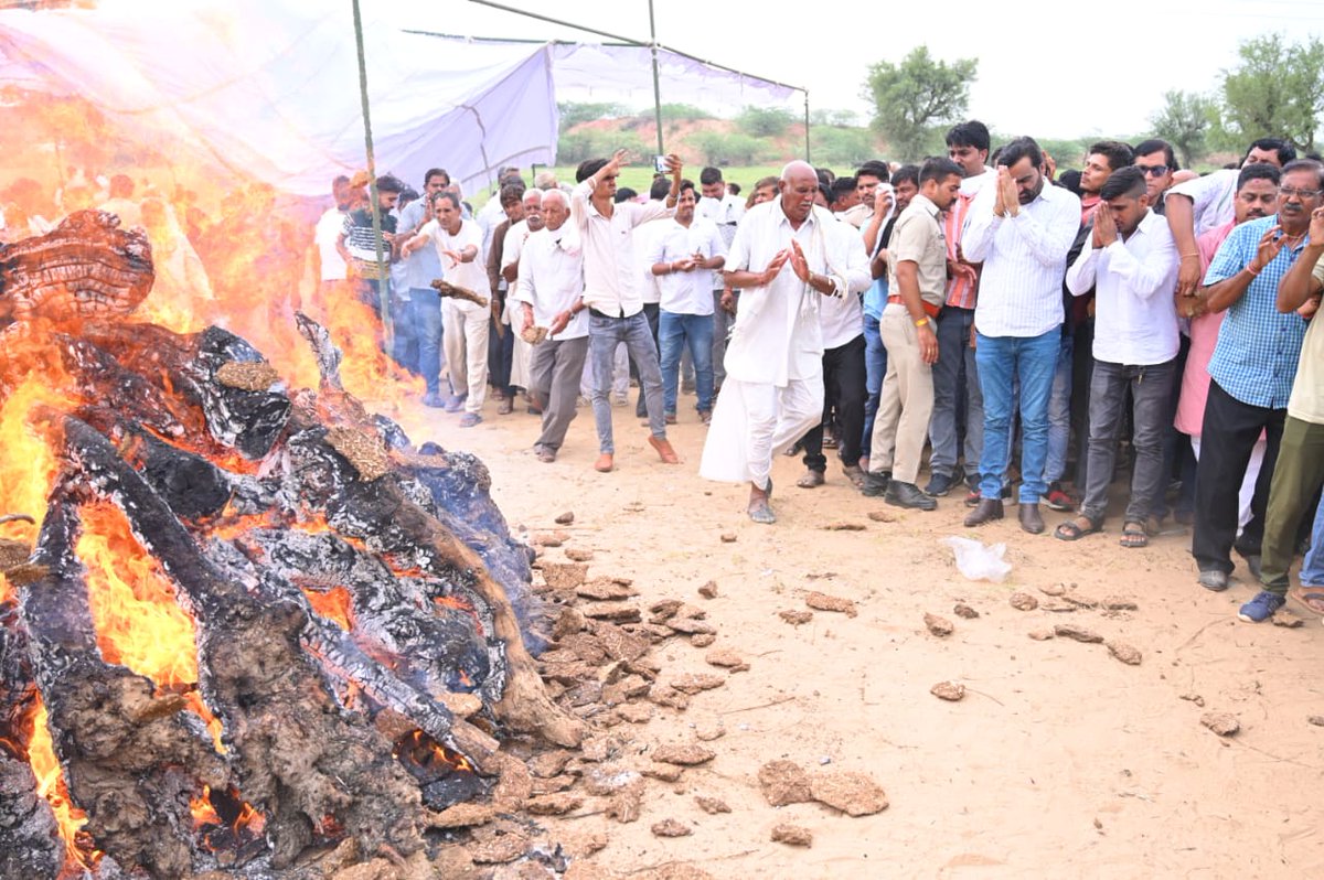 hanumanbeniwal's tweet photo. आज लाडनूं के पूर्व विधायक मनोहर सिंह जी पंचतत्व में विलीन हो गए,उनकी अंतिम यात्रा में शामिल होकर मैंने शोकाकुल परिजनों को ढांढस बंधाया तथा स्वर्गीय मनोहर सिंह को श्रद्धांजलि अर्पित की  ! परमात्मा से स्वर्गवासी आत्मा को अपने श्री चरणों में स्थान प्रदान करें ! https://t.co/mt3WDcRqG2