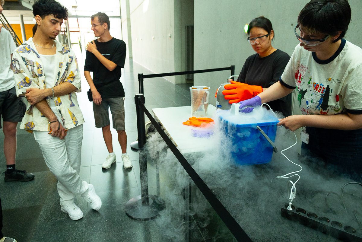 Great day with a group of enthusiastic students from the Ernst-Reuter-Schule Frankfurt: Interesting talks on 'protein tinder' and 'cellular waste disposal', exciting tours through our #cryoEM facility and wet labs, and ice cream prepared with #liquidnitrogen as a refreshment!