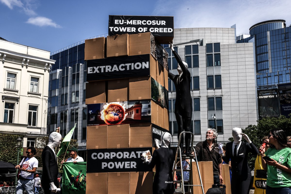We joined many others at the European Parliament today, calling on European and Latin American leaders at the #EUCELAC summit to #StopEUMercosur

No more toxic trade deals! Tear down the climate-wrecking and neocolonialist #EUMercosur deal!