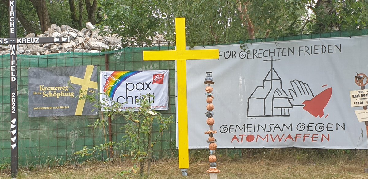 Nun sind alle PilgerInnen wieder zu Hause. Ein inneres und äußeres aufräumen dürfte bei uns wohl noch ein paar Tage lang folgen.
Das Gorlebener Kreuz wirkt an drm neues Platz als wenn es schon immer dort gestanden hätte.