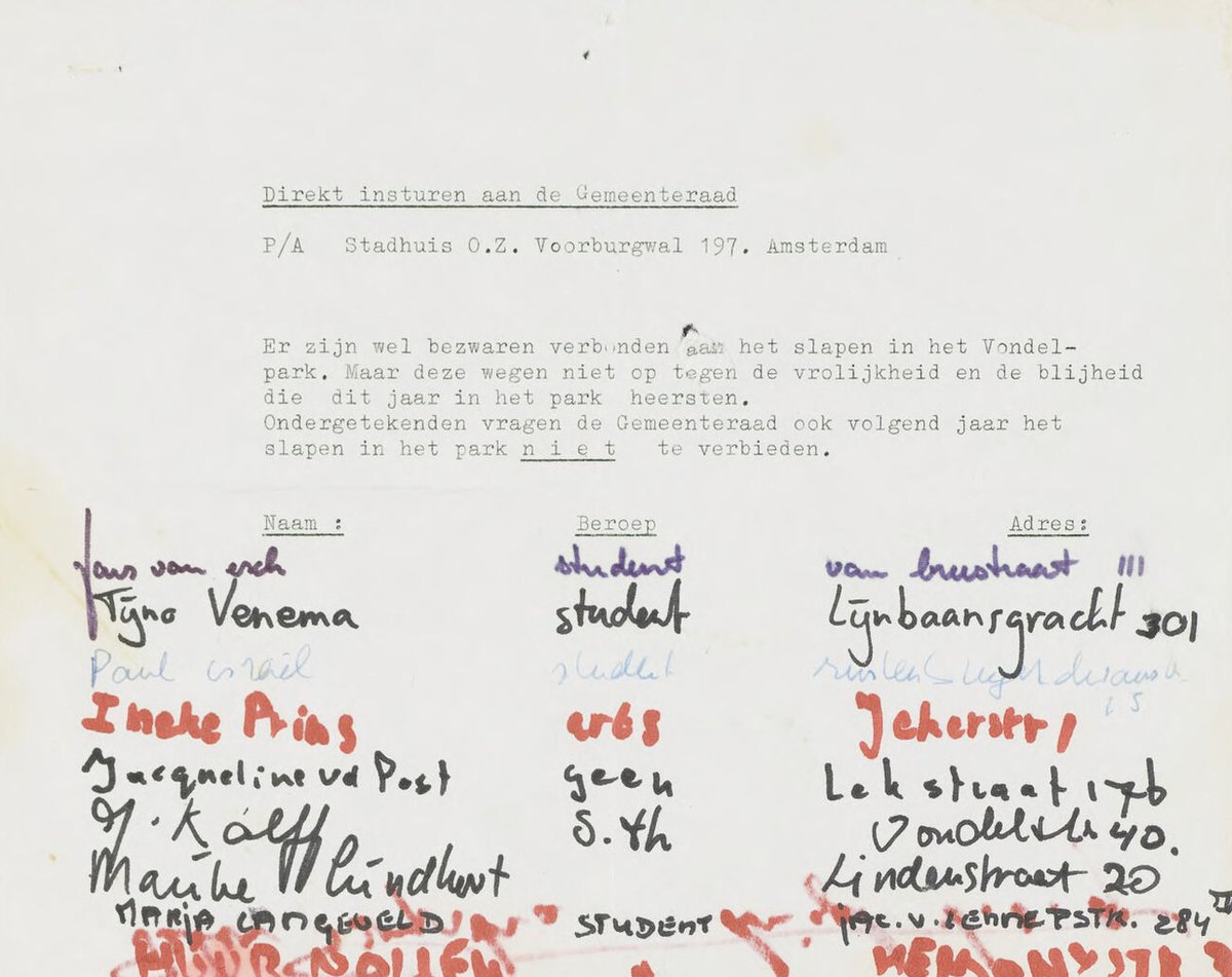 In de zomers van 1970 en 1971 sliepen veel jongeren tijdens de #SummerOfLove in het #Vondelpark. In deze petitie vragen de jongeren om het slapen in het Vondelpark in 1972 niet te verbieden: ow.ly/XEFh50P6aN5

#GeschiedenisLokaalAmsterdam  <a href="/stadsarchief/">Stadsarchief Amsterdam</a>