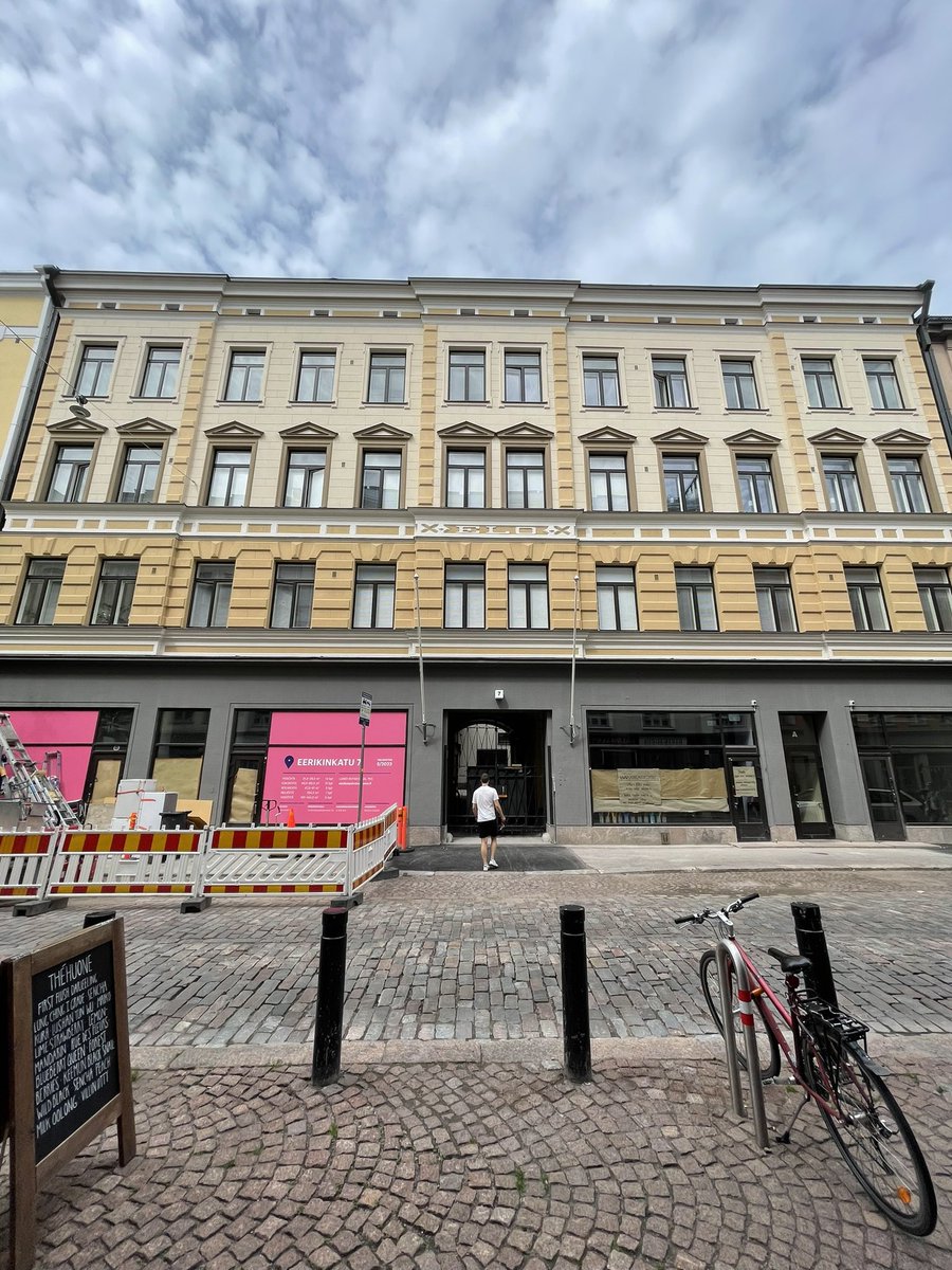 ”Kampin kaunotar”, Työväen Rakennusosakeyhtiö Elo:n alunperin rakennuttama talo Eerikinkadulle on palannut asuinkäyttöön. Onneksi remontoitu vanhaa kunniottaen ❤️ oletko jo bongannut <a href="/TuomasEnbuske/">Tuomas Enbuske</a> #kaunishelsinki