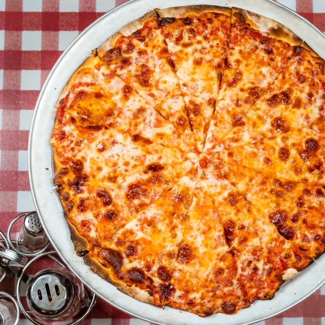 KinchleysTavern's tweet photo. Our famous thin-crust pizza is still made with the same Kinchley family recipe we've used for the past eight decades. Stop by to see what makes it so special! #Kinchleys #ThinCrustPizza

#WhatHorse?
#kinchleyspizza #since1937 #localfavorite
#kinchleystavern  #checkeredtabletops https://t.co/qLF1viq2lc
