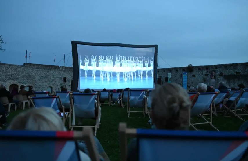 A la tombée de la nuit🌙,sous un ciel étoilé⭐️ l'opéra🎶et la danse💃s'offrent à vous ! L'<a href="/operadeparis/">Opéra de Paris</a> présente, avec le concours de la <a href="/FondationOrange/">FondationOrange</a>, "Opéras d'été" 
50 projections gratuites sur grand écran et en plein air 
➡️linkedin.com/feed/update/ur…
➡️operadeparis.fr/actualites/ope…