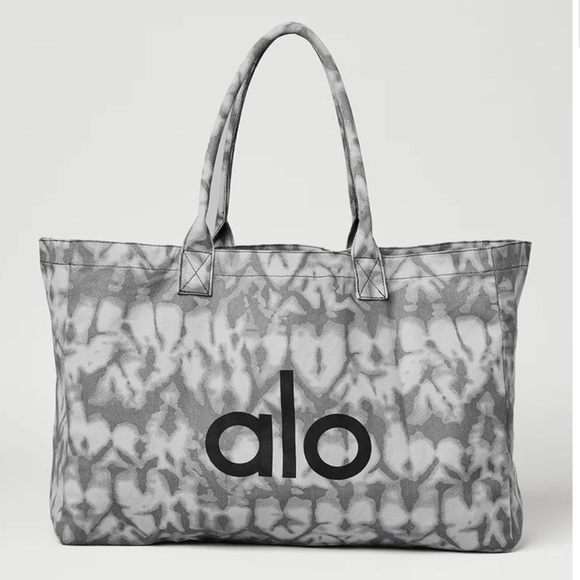 aheinold5's tweet photo. So good I had to share! Check out all the items I'm loving on @Poshmarkapp #poshmark #fashion #style #shopmycloset #metowe #aloyoga: https://t.co/4l7B7GFfwu https://t.co/crtad7fIVr