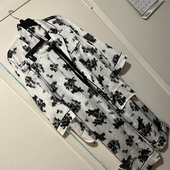 shelbyloo113's tweet photo. So good I had to share! Check out all the items I'm loving on @Poshmarkapp #poshmark #fashion #style #shopmycloset #anntaylor #levis: https://t.co/N5LqTILluZ https://t.co/qk1nXl5GKk