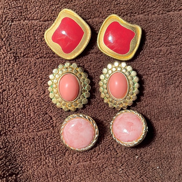 BThrifter's tweet photo. So good I had to share! Check out all the items I'm loving on @Poshmarkapp #poshmark #fashion #style #shopmycloset #bratops #secrettreasures: https://t.co/s4fVHQvq9s https://t.co/u1zybkrvvF