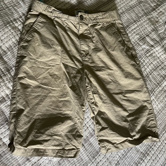 smittenwitten's tweet photo. So good I had to share! Check out all the items I'm loving on @Poshmarkapp #poshmark #fashion #style #shopmycloset #starter #oldnavy #hollister: https://t.co/5zfMJgT13v https://t.co/GWdZDVM6p2
