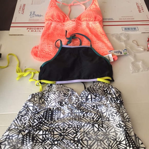 Tymesq2's tweet photo. So good I had to share! Check out all the items I'm loving on @Poshmarkapp from @NadineTroisi @Aimeenc862 #poshmark #fashion #style #shopmycloset #sailtosable: https://t.co/gGjMVhtf3l https://t.co/05GCqPPy3z