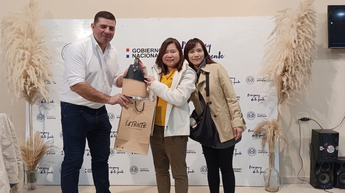 MJusticiaPy's tweet photo. Nuestro Stand en la Expo se llena de visitantes entusiastas que apoyan la reinserción social. ¡Descubre los productos elaborados por personas privadas de libertad! 

#ExpoMRA2023 #ReinserciónSocial #ProductosPenitenciarios

Más información: https://t.co/PwGX0gHrLv https://t.co/hRy48yhdKO