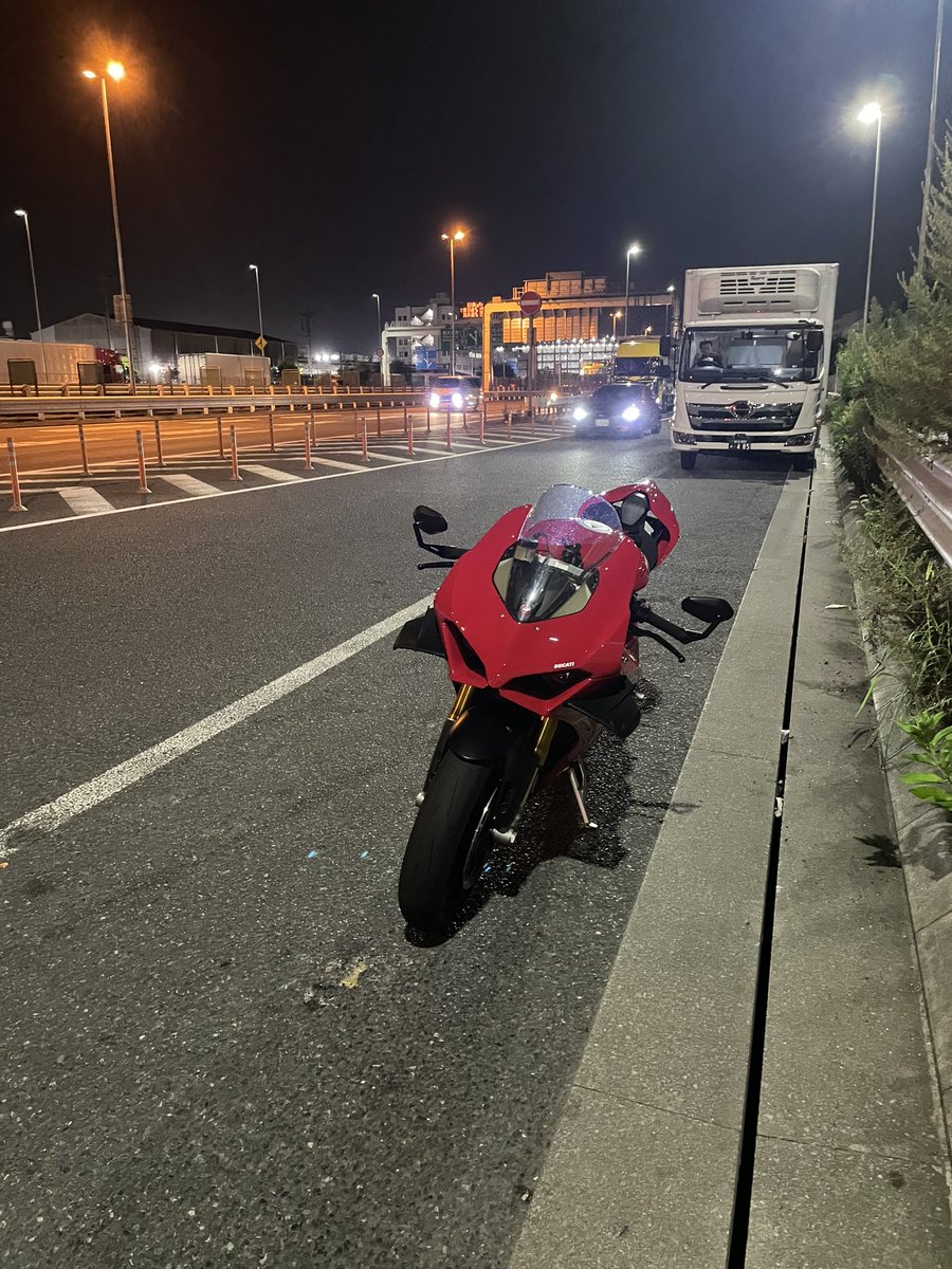 StileEffe's tweet photo. 日中はとても乗る気がしませんが、夜は気持ち良いですね。
どーしても1時間近く乗ると右手が痺れる。。先日は感覚なくなってブレーキ操作が危うかった。なるべく手に体重かけない様に乗ってるんだけどなぁ。

どなたか良い対策あれば教えてください😅 https://t.co/L8G8lixhYp