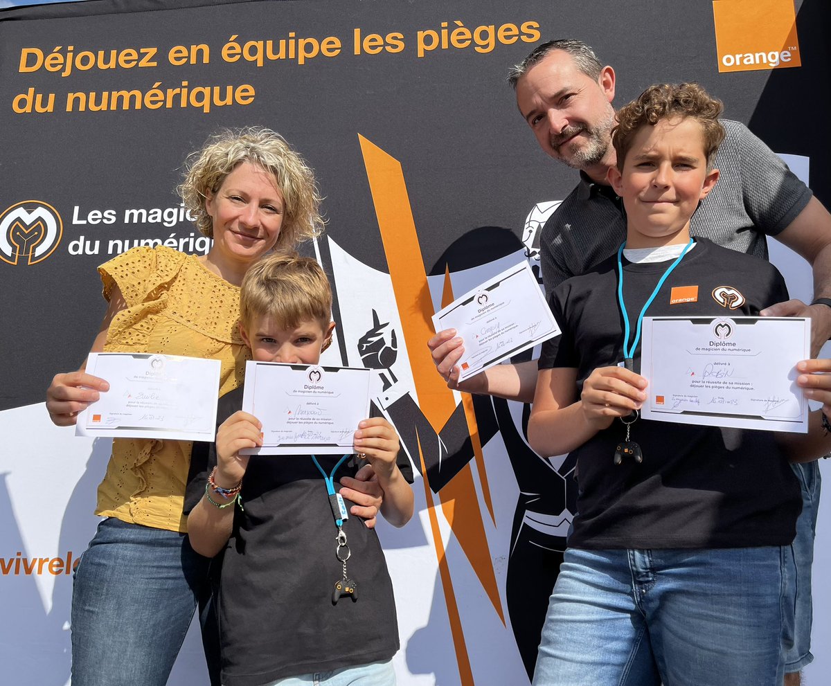 SarahBouleau's tweet photo. Comme Emilie,Grégory, Maxent , Robin, Magali, Annaelle, Lucille, Jean-Pierre et Julie, venez vous aussi en famille résoudre les énigmes des Magiciens du Numérique. Utilisez vos pouvoirs et déjouez les pièges du #numérique aujourd’hui et toute la semaine à #metzplage https://t.co/3CfVPQMTRU