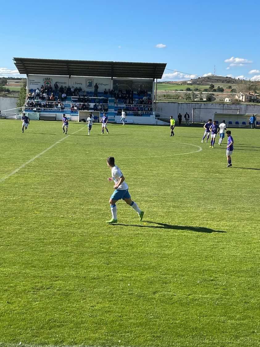 SDAlmazanoficia's tweet photo. 🚨 RENOVACIÓN 🚨

El jugador sub-23, ADRIÁN, que disputó algún partido la pasada temporada con el primer equipo al pertenecer al filial @SDValeranica,  pasará a ser jugador del primer equipo este año

💙🤍Vamos SD💙🤍 https://t.co/UZmOuGoDis
