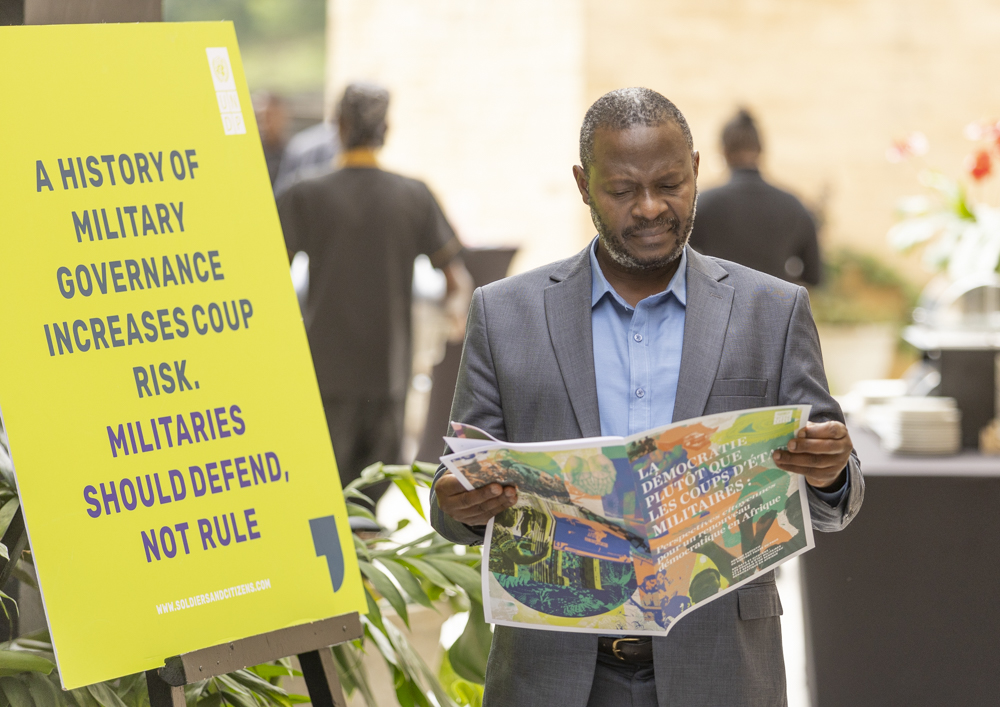 UNDPAfrica's tweet photo. 🧵 Have you read the #SoldiersAndCitizens report?

An analysis of 8,000 citizen views revealed 6 key findings for preventing coups &amp; harnessing opportunities for change &amp; constitutional order in Africa.

The 'mini' report is available in English &amp; French: https://t.co/DycR88sIdg https://t.co/VcxYtW3EDa