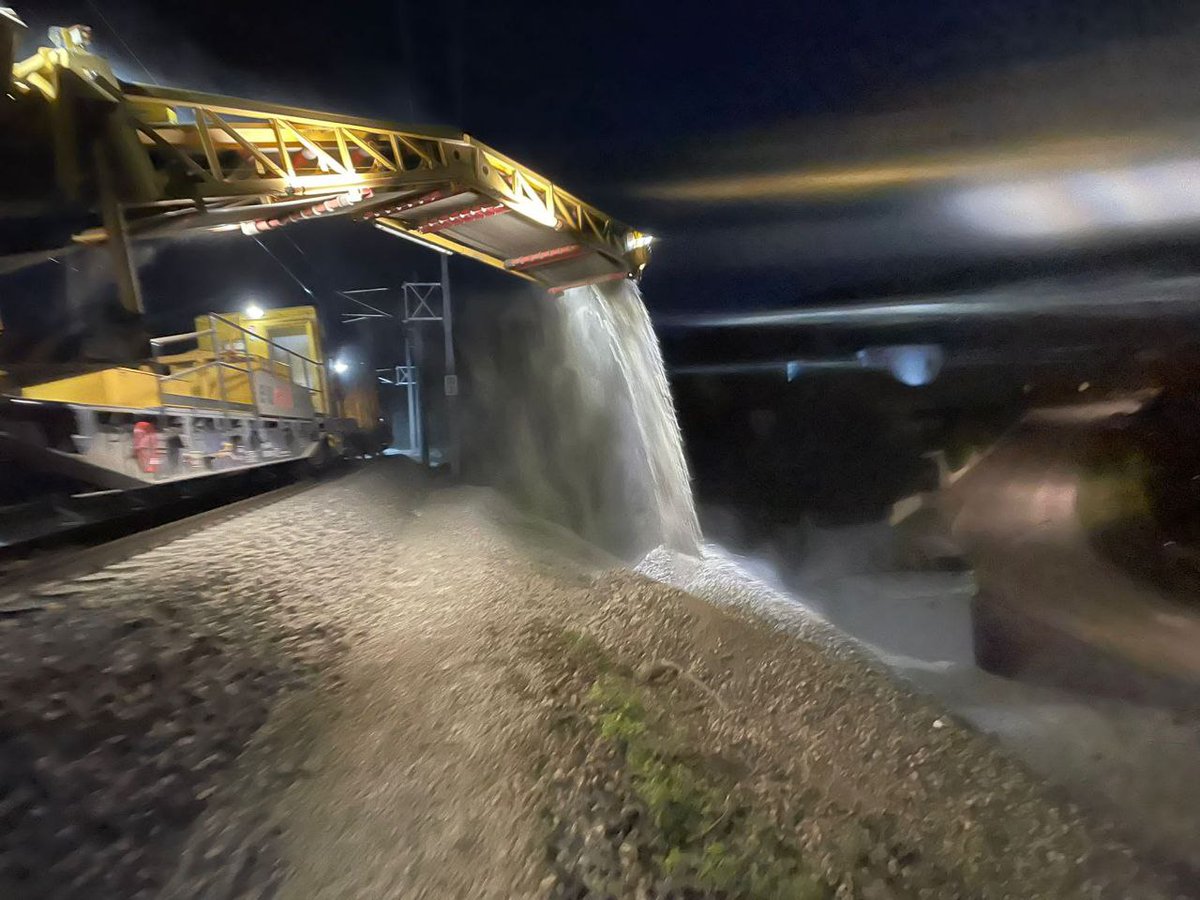 flof93's tweet photo. Neue Woche, neues #Baustellenupdate aus #Tullnerbach (🇦🇹#Pm).
Am Wochenende haben wir im Bereich des Bahnhofostkopfes auf Gleis 1 das Schotterbett gereinigt. Dazu war eine besondere Maschine im Einsatz: die Zweiwegereinigungsmaschine (ZRM). https://t.co/tgJUv4X4K2