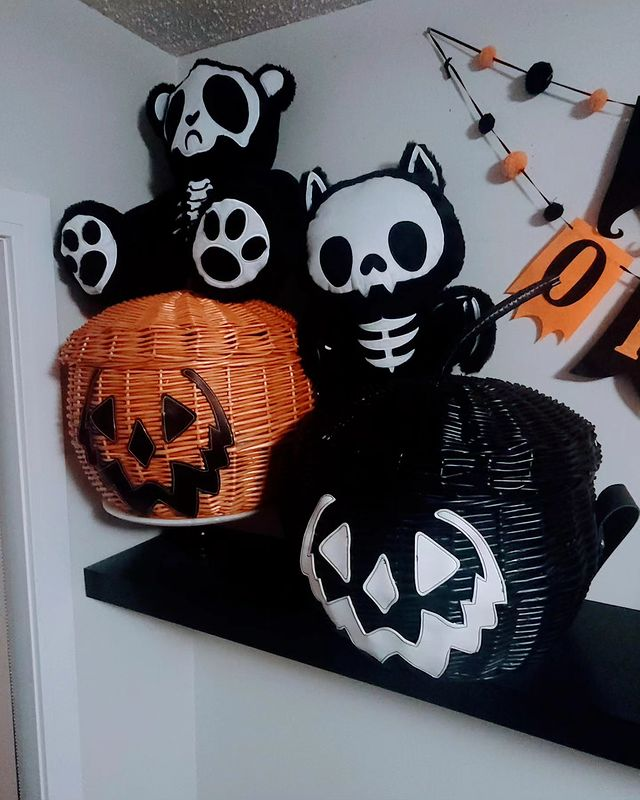 VampireFreaks's tweet image. How spooktastic is this shot of our Grumpy Bones Bear and Bony Bat Plush Toy from @shortyisinthehouse ?
#CustomerPic #Spooky #SpookyHomeDecor #GothHomeDecor #SpookyPlush #VampireFreaks #SkeletonAnimals