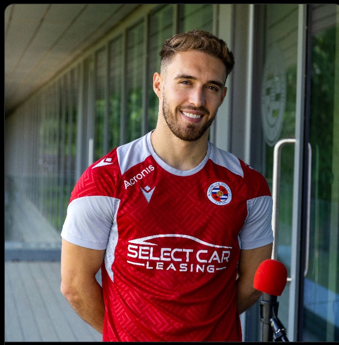 Sorry, but that red and white kit should 100% be our official away kit this year. It's actually unreal. #readingfc