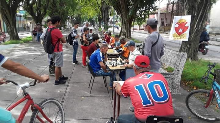 En #CabaiguánEduca nuestros brigadistas Raúl Ferrer colman el paseo Camilo Cienfuegos con una simultánea de Ajedrez en saludo al día de la Rebeldía Nacional.#SanctiSpíritusEnMarcha <a href="/CubaMined/">MINED</a> #VeranoConAmor.