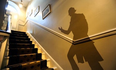 Anya Eastman compares the illusion of immediacy provided by the #Dickens-related items <a href="/DickensMuseum/">Dickens Museum</a> to the stage illusion of Pepper's Ghost. Visitors are made to feel that #Dickens has only just exited the house! #DickensSociety23