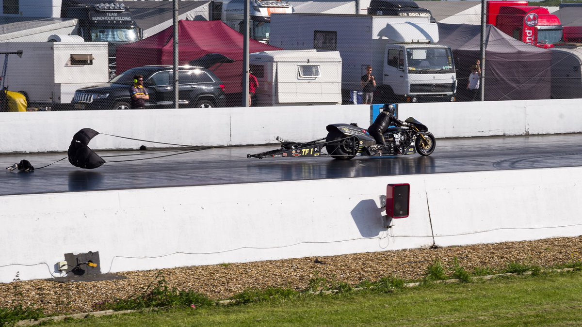 GordonEngland's tweet photo. Rikard Gustafsson on Top Fuel Bike, parachute deployed, qualifying round 2, FIA/FIM(E) Main Event, Santa Pod Raceway, UK, 27 May 2023. #dragracing #santapod #dragbbike #santapodraceway #ThePhotoHour 
https://t.co/3OlPPfTwrp 
https://t.co/1t2lQrW7pq https://t.co/SqQLmLIzRC