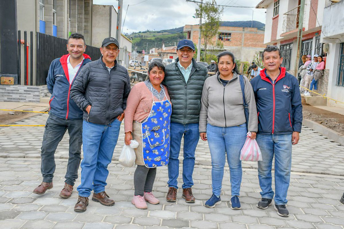 GERMANCHAMORRO1's tweet photo. ¡Con hechos le cumplimos al sector rural de #LaGranCapital!

Visitamos avance de adoquinamiento en vía principal del corregimiento de Santa Bárbara, obra que beneficiará a niños y niñas de la Institución Educativa José Antonio Galán.

#PastoRural
#SecretaríaDeAgricultura https://t.co/zNvWmG9x2w
