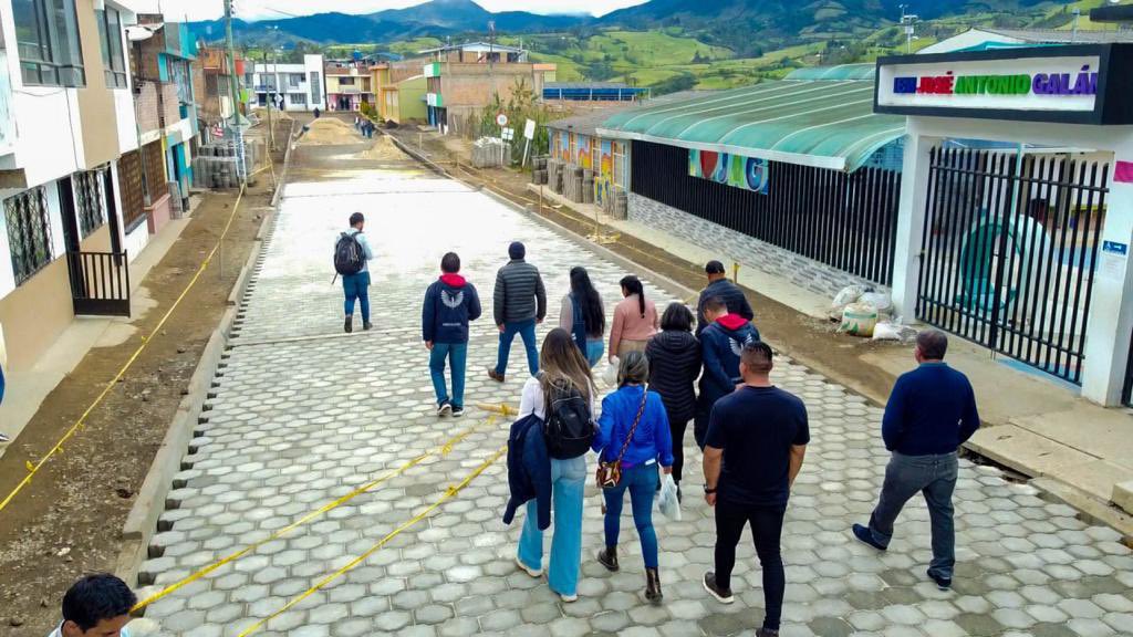 GERMANCHAMORRO1's tweet photo. ¡Con hechos le cumplimos al sector rural de #LaGranCapital!

Visitamos avance de adoquinamiento en vía principal del corregimiento de Santa Bárbara, obra que beneficiará a niños y niñas de la Institución Educativa José Antonio Galán.

#PastoRural
#SecretaríaDeAgricultura https://t.co/zNvWmG9x2w