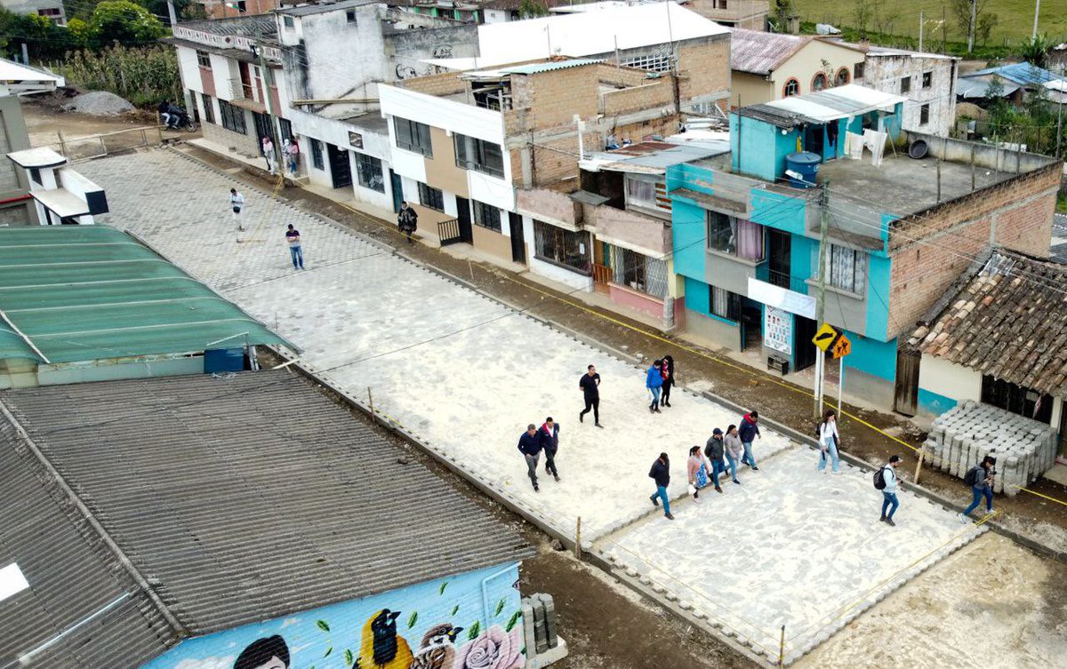 GERMANCHAMORRO1's tweet photo. ¡Con hechos le cumplimos al sector rural de #LaGranCapital!

Visitamos avance de adoquinamiento en vía principal del corregimiento de Santa Bárbara, obra que beneficiará a niños y niñas de la Institución Educativa José Antonio Galán.

#PastoRural
#SecretaríaDeAgricultura https://t.co/zNvWmG9x2w