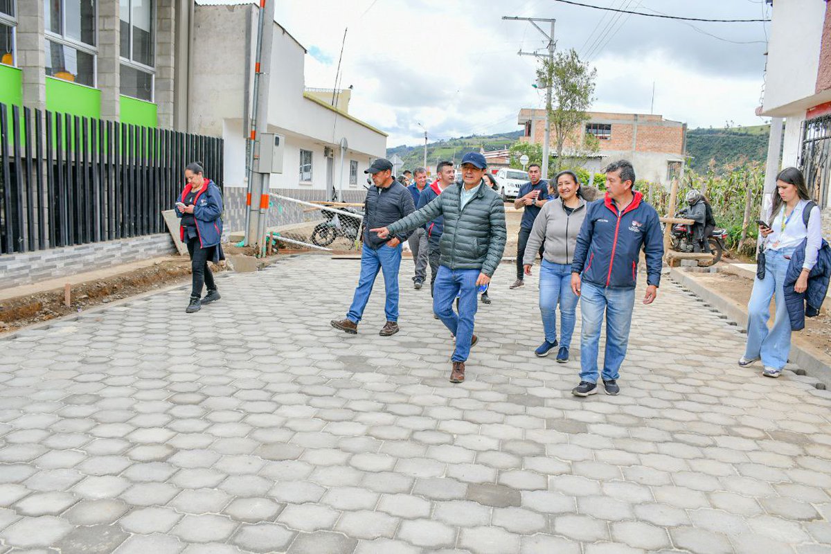 GERMANCHAMORRO1's tweet photo. ¡Con hechos le cumplimos al sector rural de #LaGranCapital!

Visitamos avance de adoquinamiento en vía principal del corregimiento de Santa Bárbara, obra que beneficiará a niños y niñas de la Institución Educativa José Antonio Galán.

#PastoRural
#SecretaríaDeAgricultura https://t.co/zNvWmG9x2w